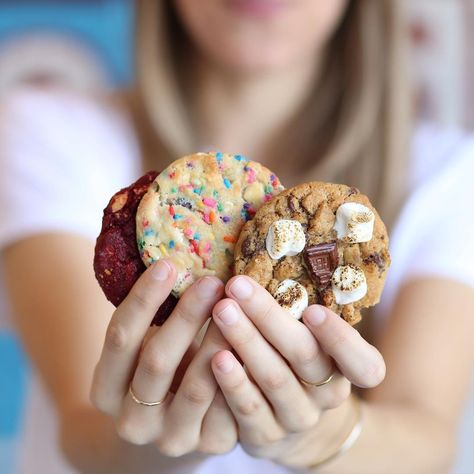 Cookies Photography Ideas Photo Shoot, Photoshoot Cookies Ideas, Cookies Pictures Ideas, Cookie Instagram Post, Cookie Branding Photoshoot, Cookies Shoot Ideas, Instagram Cookie Posts, Cookie Pictures Ideas, Cookie Photoshoot Ideas