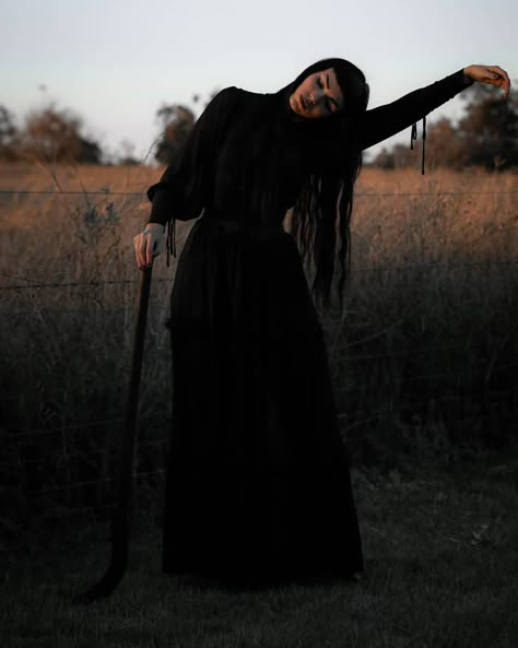 Salem Photoshoot, Witch Girl Aesthetic, Dark Witch Photoshoot, Witch Shoot, Witch Photography, Witch Photoshoot, Witch Woman, Witch Photos, Gothic Photography