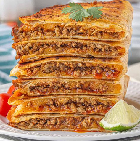 Ground Beef Quesadilla Recipe Sheet Pan Ground Beef, Protein Quesadilla, Leftover Ground Beef Recipes, Quesadilla Recipes Beef, Cheesy Quesadilla, Ground Beef Quesadillas, Beef Quesadillas, Mexican Stew, Baked Chicken Fajitas