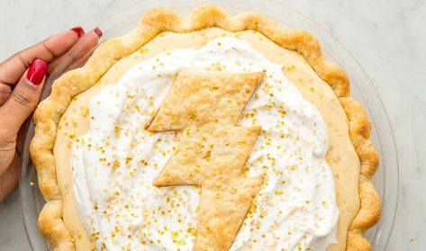 Harry Potter's Butterbeer Pie Is Only For The True HP FansDelish Butterbeer Pie Recipe, Harry Potter Butter Beer, Butterbeer Recipe, Butter Beer, Thanksgiving Pies, Fresh Bread, Pie Dessert, Cake Ingredients, Healthy Dessert