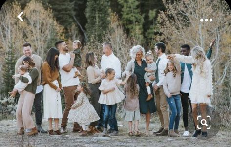 Extended Family Portraits, Large Family Pictures, Extended Family Pictures, Large Family Portraits, Large Family Poses, Extended Family Photography, Family Portrait Outfits, Family Photo Colors, Big Family Photos