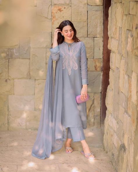 Aaniat Khalid | 🇵🇰 on Instagram: "M i n i m i l i s m 🤍 Wearing: @zarashahjahanofficial Ready-to-Wear Festive II 2022 The collection is now live! Shop online at https://zarashahjahan.com/collections/festive-ii ✨ 📸/ @ayeshaijazphotography" Aaniat Khalid, Women Kurta, Indian Designer Suits, Pakistani Fancy Dresses, Elegant Attire, Simple Pakistani Dresses, Straight Kurta, Fancy Dress Design, Kurta With Pants