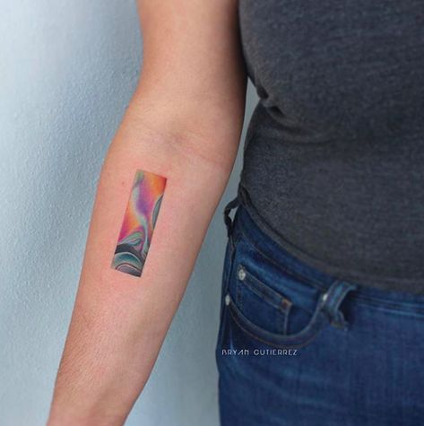 CafeMom.com : Psychedelic. : 50 Vibrant & Colorful Tattoos -- We love the minimalism of this tattoo, but also how it has a psychedelic feel with the mixture of colors. Red Line Tattoos, Er Tattoo, Tattoo Fairy, Tato Minimal, Colorful Tattoo, Tato Jari, Pola Tato, Shape Tattoo, Handpoke Tattoo