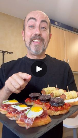 167K views · 15K reactions | ¿QUÉ PINCHO PREFIERES?😋👌🏻
•
Hoy te traigo tres nuevas ideas de aperitivos para el picoteo del finde o alguna celebración. Un nuevo capítulo de la #pinchotapa con nuevas ideas para hacer pinchos originales y tapas clásicas de nuestra gastronomía. Bocados muy sencillos y súper ricos que puedes hacer en casa fácilmente, para disfrutar en compañía de tu familia o amigos con tu bebida favorita a la hora del vermut ¿Te apuntas? Están increíbles los tres… Se te rizan las pestañas!!!😜
•
1️⃣ TUMACA JAMÓN + HUEVO:
Tomate🍅
Aceite oliva virgen extra🥃
Sal🧂
Jamón serrano🥩
Huevos codorniz🥚
Cebollino🌱
Tostadas pan casero🥖
•
Haz los huevos de codorniz en una sartén con una gotita de aceite. Ralla el tomate, añade un poco de aceite y sal, extiende encima de una tostad Spanish Pinchos Recipes, Basque Pintxos Recipes, Spanish Tapas Croquetas, Brie, Jam, Festival