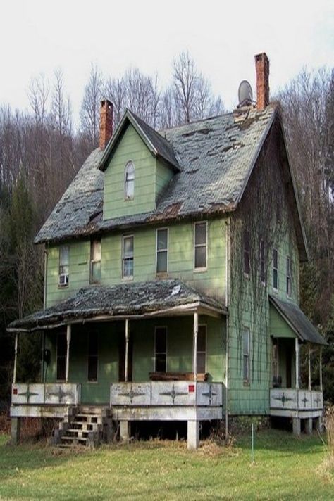 Old Abandoned Buildings, Creepy Houses, Old Abandoned Houses, Abandoned House, Casa Vintage, Abandoned Mansions, Old Farm Houses, Haunted Places, Old Barns