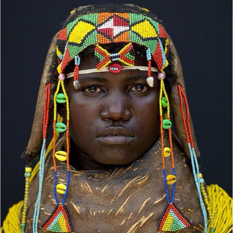 Angolan man Angolan Women, Angolan Culture, African Images, Colorful People, Eric Lafforgue, Afrikaanse Kunst, African People, Out Of Africa, Indigenous People