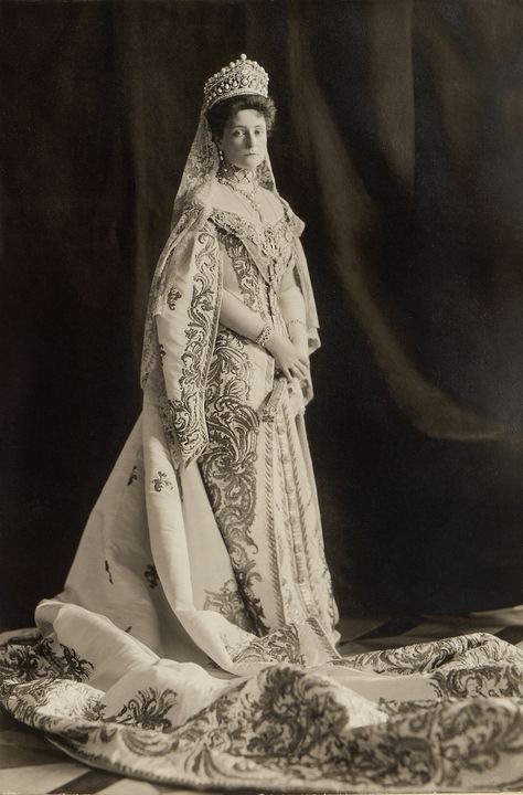 Empress Alexandra Feodorovna of Russia, formerly Princess Alix of Hesse (1872 - 1918) Empress Alexandra, Queen Victoria Prince Albert, Alexandra Of Denmark, House Of Romanov, Alexandra Feodorovna, Queen Alexandra, Tsar Nicholas Ii, Court Dresses, Tsar Nicholas