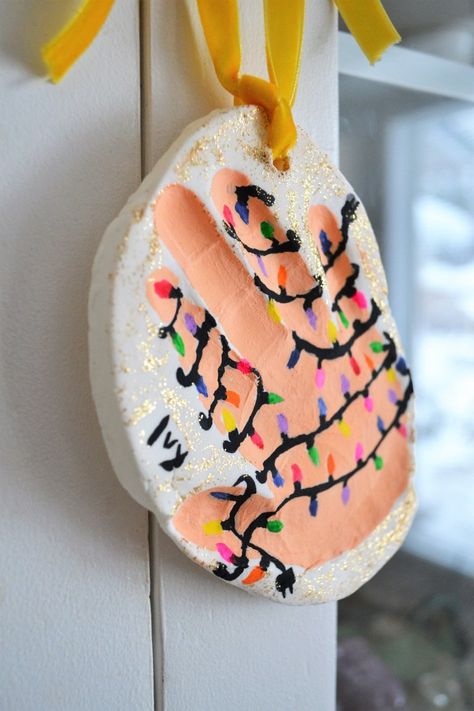 Baking Soda Clay Handprint Keepsakes - kids handprint idea Baking Soda Clay, Clay Handprint, Diy Wedding Garland, Sparkle Paint, Salt Dough Recipe, Christmas Diy Kids, Diy Christmas Table, Homemade Clay, Jolly Holiday