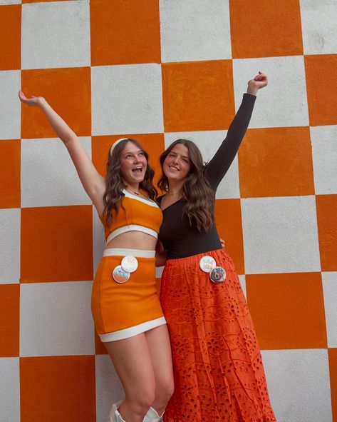 good thing i love the color orange! Gameday Aesthetic, Tennessee College, The Color Orange, College Gameday, Aesthetic Friends, Football Outfits, Color Orange, Orange Color, Tennessee