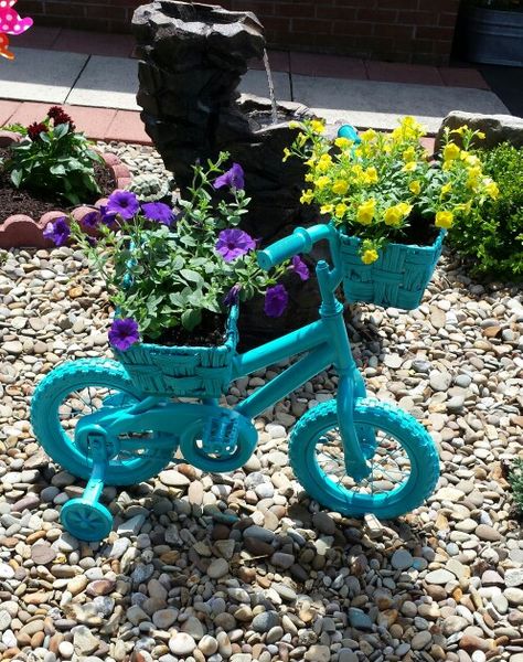 Painted Bikes For Garden, Bicycle Yard Decor Ideas, Diy Bike Planter, Kids Bike Decorating, Bike Garden Decor Old Bicycle, Bike Flower Planter Old Bicycle, Bike With Flowers, Flower Bike, Bicycle Planter