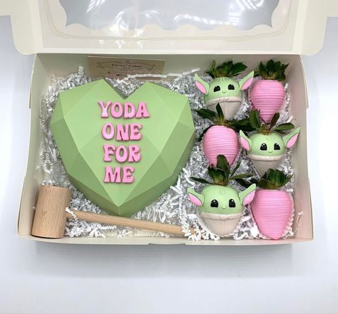 Yoda One For Me, Valentine Chocolate Covered Strawberries, Strawberry Bites, Chocolate Covered Desserts, Breakable Heart, Chocolate Covered Strawberry Recipe, Chocolate Covered Strawberries Bouquet, Cake Pop Decorating, Strawberry Gifts