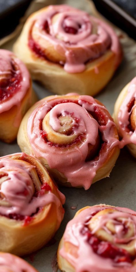 Strawberry Cinnamon Rolls - Chasety Strawberry Cinnamon Rolls, Strawberry Icing, Birthday Cake Decorating Ideas, Cake Decorating Ideas, Creative Birthday, Cinnamon Rolls Recipe, Sweet Pastries, Bakery Shop, Sweet Roll