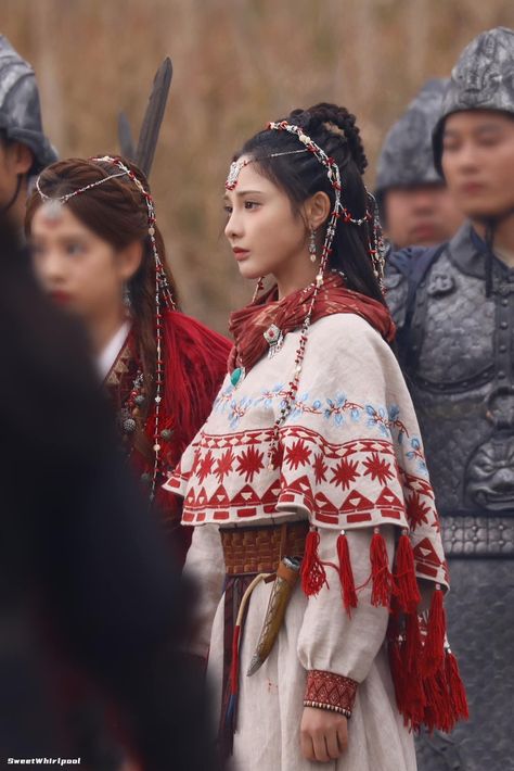 Mongolia Traditional Clothes, Himalayan Fashion, Altai People, Mongolian Traditional Clothing, Mongolian Fashion, Indigenous Clothing, Mongolian Clothing, Western Asia, Folk Fashion