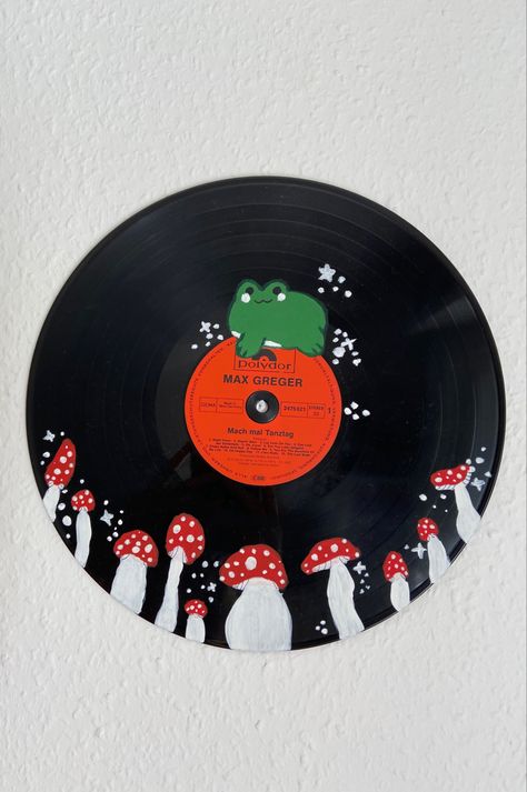 painting records <3 Painted Records Vinyl, Painting Records, Record Painting Ideas, Vinyl Record Painting, Record Ideas, Painted Records, Vinyl Paintings, Painted Vinyl Records, Cd Wall Art