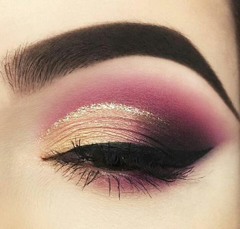 Pink and golden eye makeup , makeup ideas, makeup lovers, pink makeup ideas , beautiful makeup Make Up With Pink Dress Eye Makeup, Natural Shimmer Eye Makeup, Eye Makeup Shimmer, Eye Makeup For Beginners, Eye Makeup Easy, Glitter Cut Crease Makeup, Makeup Tips Eyeshadow, Golden Eye Makeup, Makeup Shimmer