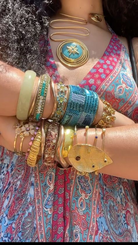 Chunky Gold Jewelry Vintage, Bold Jewelry Outfits, Chunky Jewelry Aesthetic Outfit, Maximilist Jewelery, Maximalist Jewelry Gold, Gold Jewelry Chunky, Gold Maximalist Jewelry, Maximalist Jewelry Aesthetic, Chunky Gold Jewelry Aesthetic