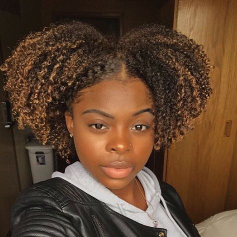 2,269 Likes, 15 Comments - Pretty Girl With The Fro (@naturallydiquah) on Instagram: “How to maintain a wash n go? 1.) I've started to do the banding method and tbh I don't know why…” Curly Hair Color Ideas, Curly Hair Color, Natural Curly Hair Cuts, Highlights Curly Hair, Brown Curly Hair, Curly Hair Photos, Wash N Go, Colored Curly Hair, Beautiful Natural Hair