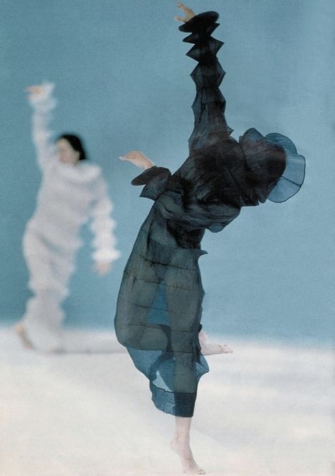 issey miyake | spring summer 1994 1990 Style, Japanese Fashion Designers, Sculptural Fashion, Model Pose, Black Clothing, Foto Inspiration, Spice Girls, Kate Moss, Issey Miyake