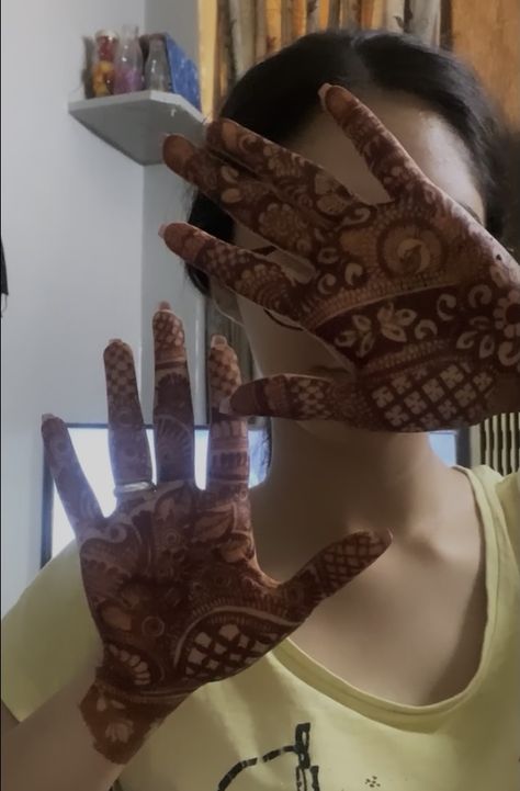 hand tattoos Mehendi Snapchat Story, Mehndi Snapchat Story, Indian Wedding Snapchat Story, Mehandi Snap, Mehndi Snap, Full Mehndi Designs, Pretty Henna Designs, Latest Bridal Mehndi Designs, Bridal Mehendi Designs