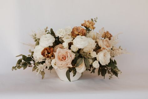 Neutral Flower Table Arrangements, Fall White Wedding Bouquet, Earth Tone Bridesmaid Bouquet, Toffee And White Wedding Flowers, Toffee Wedding Bouquet, Flower Arrangements Neutral, Muted Wedding Bouquet, Classic Fall Wedding Colors, Earth Tone Centerpieces