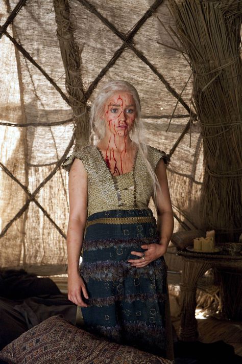 Emilia Clarke as Daenerys Targaryen in Game of Thrones. Diy Carnival Games, Emilia Clarke Daenerys Targaryen, Pregnancy Costumes, Game Of Thrones Facts, Game Of Thrones Costumes, Game Of Throne Daenerys, Fire And Blood, Game Of Thrones Funny, Gra O Tron