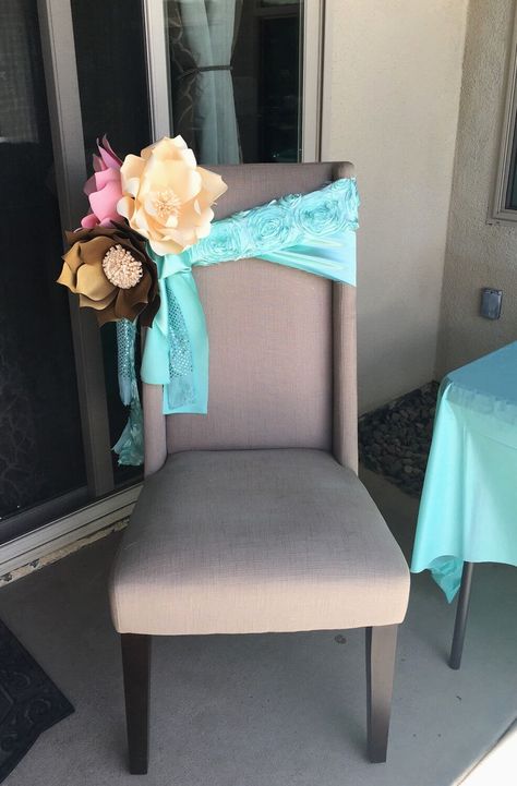 Mom To Be Chair, Inexpensive Baby Shower Decorations, Baby Shower Decorating Ideas, Inexpensive Baby Shower Favors, Work Baby Showers, Baby Shower Chair, Baby Shower Deco, Spring Baby Shower, Shower Chair