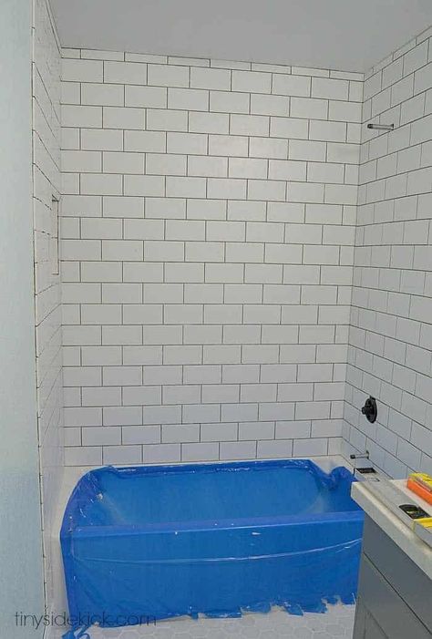 How to Tile a Tub Surround Bathtub Tiles, Tiling Bathroom, Tile Bathtub, Bathtub Makeover, Tile Tub Surround, How To Tile, Bathtub Surround, Diy Bathtub, House Upgrades