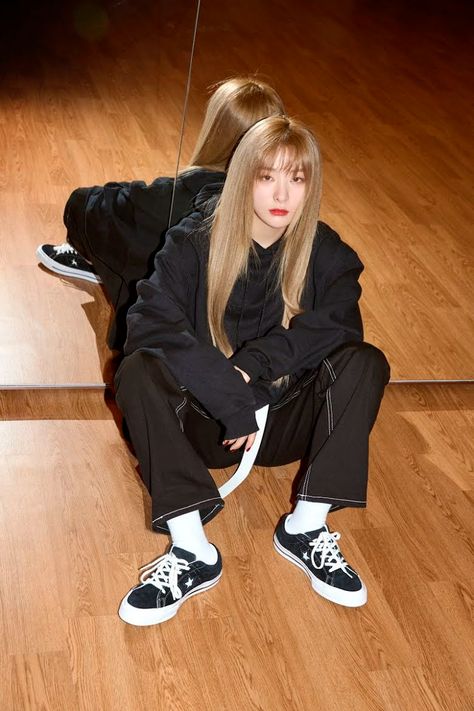 The 7 Key Wardrobe Pieces You Need To Dress Like Red Velvet's Seulgi On A Budget - Koreaboo Seulgi Blonde, Seulgi Photoshoot, Seulgi Bear, Korean Memes, Seulgi Icons, Red Velvet Photoshoot, Kang Seul-gi, Kang Seulgi, Red Velvet Seulgi