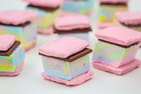 Bring bonfire vibes inside with these fun and easy Rainbow S'Mores | CBC Life Indoor Smores, Cottage Recipes, Cottage Meals, Sweets Chocolate, Chocolate Graham Crackers, Rainbow Food, Campfire Food, Food Dye, Chocolate Treats