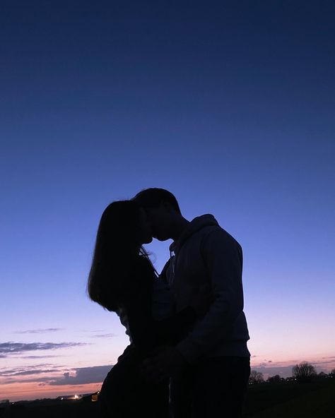 Sunset Kiss Couple Aesthetic, Sunset Kiss Couple, Aesthetic Sunset Couple Pictures, Aesthetic Couple Kiss Photo, Sunset Kiss Aesthetic, Photo Bisous Couple, Most Romantic Kiss Pics, Cupels Pic Romantic, Teenage Couple Aesthetic