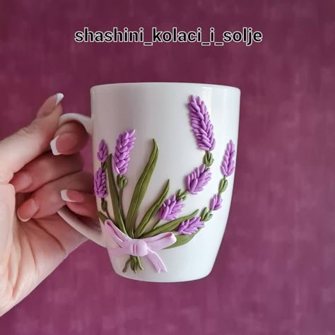 @shashini_kolaci_i_solje Clay Art On Mug, Polymer Clay Disney, Polymer Clay Painting, Polymer Clay Gifts, Flower Resin Jewelry, Diy Air Dry Clay, Mug Crafts, Clay Cup, Floral Mug