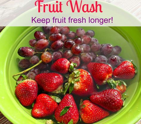 Produce Wash - 3 Parts water to 1 part vinegar. Soak for 15-20 minutes, and then rinse and dry. Makes fruit and vegetables last longer without molding!! Works great and also cleans the fruit and veggies! Washing Grapes With Vinegar, Clean Grapes, Cleaning Fruit, Produce Wash, Fruit Wash, Baking Soda Benefits, Vegetable Basket, Snacks For Work, Food Tips