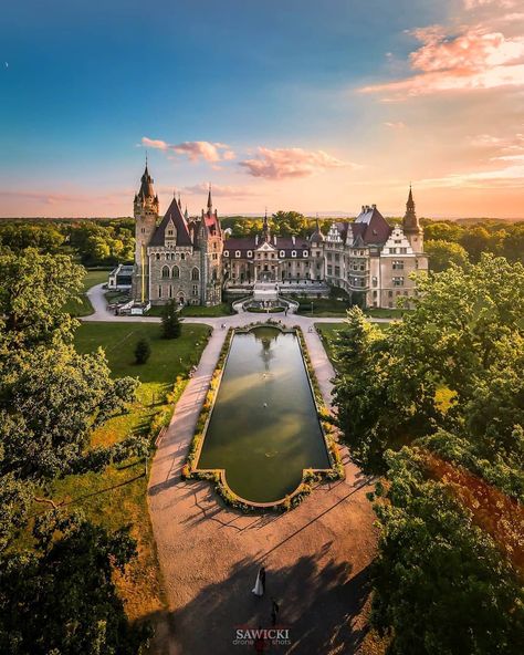 Castle Exterior, Wattpad Background, Drone Shots, Castle Mansion, Visit Places, Castles Interior, Royal Aesthetic, Fancy Houses, Fantasy Castle