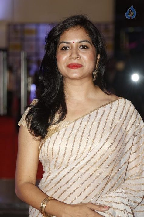 Sunitha Upadrashta Photos Singer Sunitha, Red Lehenga Choli, Pink Sleeveless Dress, Simple Sarees, White Saree, Celebrity Beauty, Beautiful Women Over 40, Bollywood Girls, Actress Photos