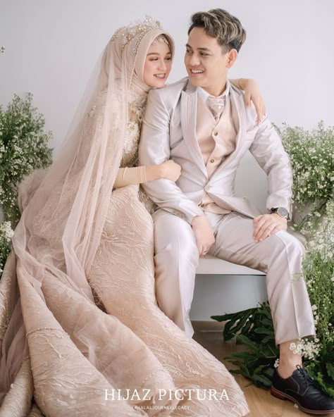 Married Poses, Baju Wedding, Pose Pengantin, Pose Wedding, Pose Prewedding, Nikah Outfit, Muslim Wedding Photography, Wedding Makeup Bride, Muslimah Wedding Dress