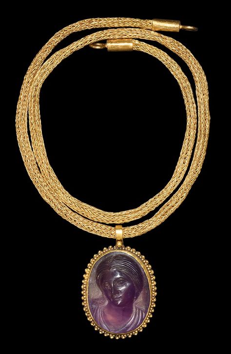 Roman Amethyst Venus Cameo Pendant with Gold Chain, 1st-2nd Century AD Imperiul Roman, Ancient Roman Jewelry, Ancient Jewels, Roman Jewelry, Ancient Jewellery, Historical Jewellery, Cameo Jewelry, Gold Chains For Men, Medieval History