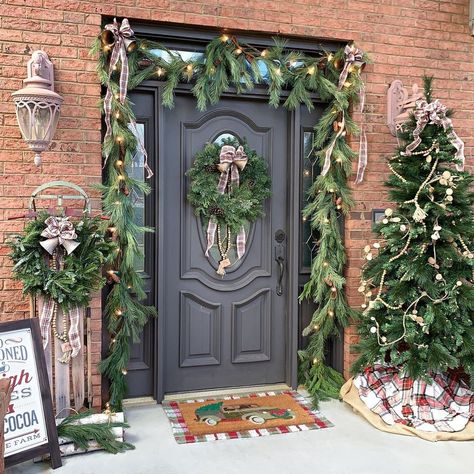 25 Festive And Gorgeous Christmas Front Porch Ideas Front Door Decor Ideas, Christmas Front Door Decor, Door Decor Ideas, Christmas Front Porch Ideas, Classic Wreath, Christmas Front Door, Front Door Christmas Decorations, Christmas Front Porch, Christmas Front Doors