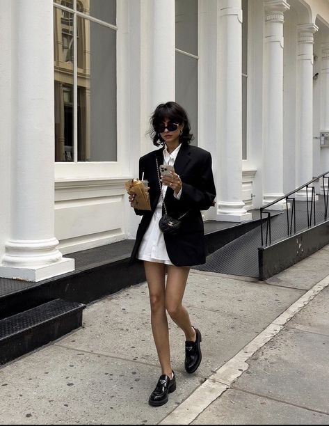 Loafers Outfit Summer, Black Loafers Outfit, Preppy Girl Outfits, Skirt Labuh, Simple Clothes, Nyc Fashion Week, Loafers Outfit, Fashion Week Outfit, Corporate Outfits