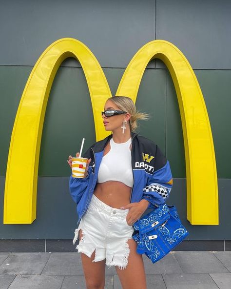 ROMY D’FONSECA on Instagram: "Dinner date at McDonald’s 😎🏁🏎 @prettylittlething" Mcdonalds Photoshoot, Night Pics, Grad Photos, Date Dinner, Instagram Pose, Camera Flash, Dinner Date, Content Ideas, Shoot Ideas