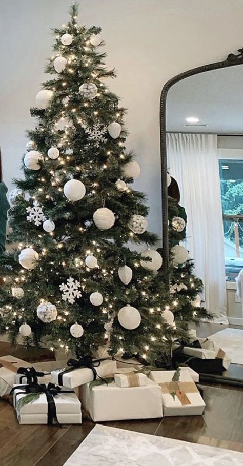 Oasis Decor, Different Religions, Christmas Tree Inspo, Christmas Tree Decorating Themes, Elegant Christmas Trees, Christmas Decor Inspiration, Christmas Themes Decorations, White Christmas Trees, Christmas Tree Inspiration