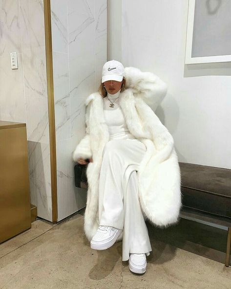 Mode Harajuku, Winter Mode Outfits, Coat Outfit, White Outfit, Winter Fits, White Fur, Looks Chic, Mode Inspo, White Outfits