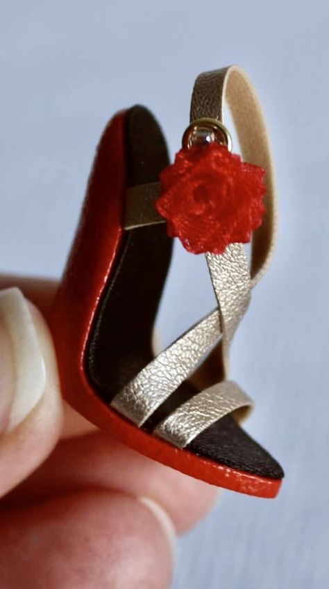 Barbie Jewerly, Miniature Shoes, Accessoires Barbie, Sewing Barbie Clothes, Dolls Shoes, Diy Barbie Clothes, Barbie Shoes, Barbie Clothes Patterns, Doll Clothes Barbie