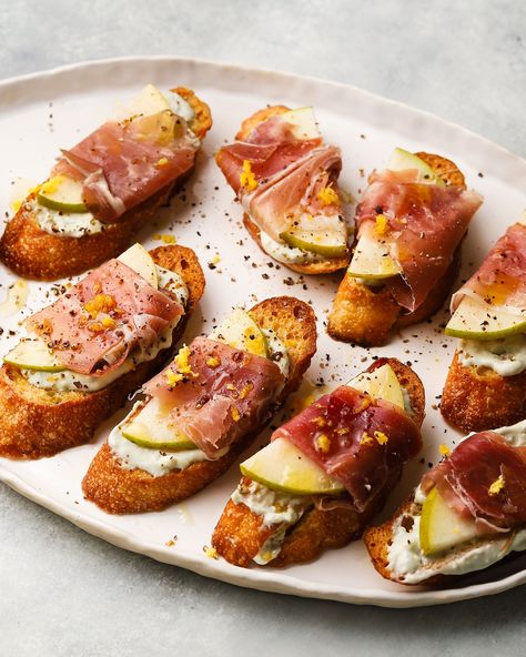 I am absolutely obsessed with this pear and prosciutto crostini with gorgonzola! It has so many flavors going on and is a great balance with sweet, tangy and salty. Fig Jam Crostini, Saturday Meals, Pear And Prosciutto, Pear Prosciutto, Prosciutto Crostini, Prosciutto Appetizer, Crostini Appetizers, Crostini Recipes, Fig Jam