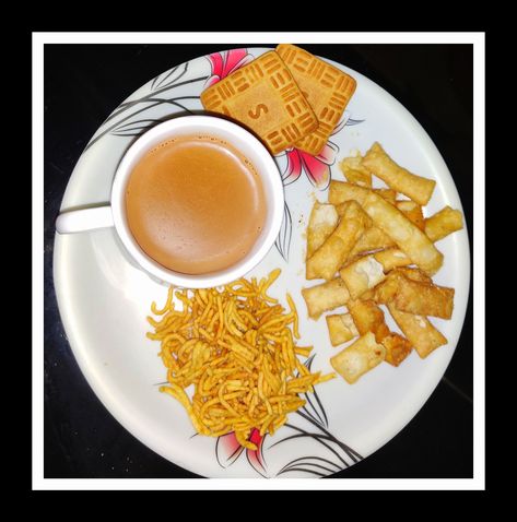 Chai biscuit aur namkin Chai Biscuit, Friendship Day Images, Homemade Food, Homemade Recipes, Biscuits, Tea, Tableware, Quick Saves