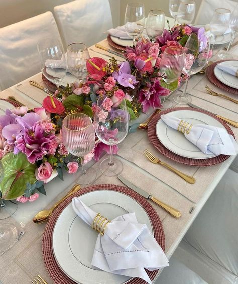 Flower Dinner Table Decor, Aesthetic Table Decor Dinner, Birthday Dinner Set Up, Birthday Dinner Party Table Settings, Birthday Table Setting Ideas, Birthday Table Decorations For Women, Fancy Birthday Dinner, Dinner Table Set Up, Graduation Party Desserts