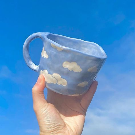 Big Jugs ceramics, Abi Haywood on Instagram: “⛅️ the perfect cloud mug pic I’ve been trying to get! 🏞I plan on making more of these as people seem to really like them. They took a lot…” Cloud Mug, Art Cafe, Flower Mirror, Clay Cup, Handmade Clay Jewelry, Cup Crafts, Painted Mugs, Diy Cups, Pottery Cups