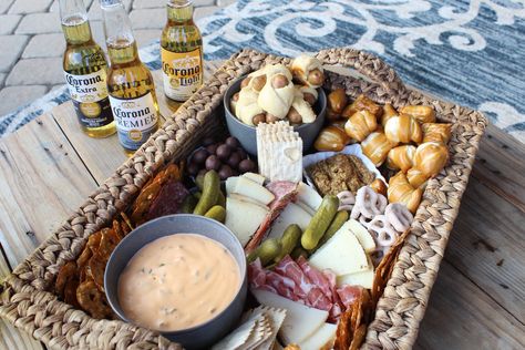 Charcuterie Board For Beer Tasting, Beer Cheese Charcuterie Board, Octoberfest Charcuterie Board, Beer Charcuterie Board, Oktoberfest Charcuterie Board, German Charcuterie Board, Charcuterie Themes, Charcuterie Lunch, Platter Party