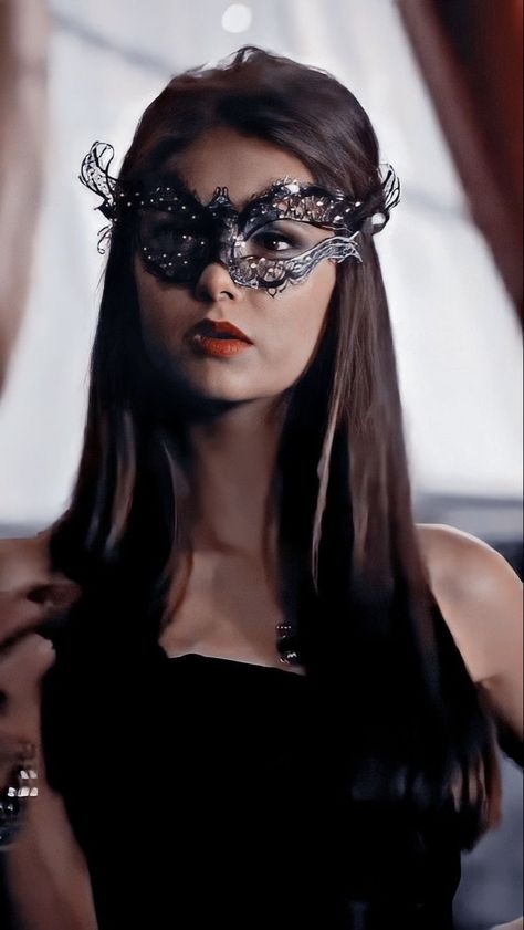 #katherinepierce #tvd #thevampirediaries Kathrine Vampire Diaries, Katherine Pierce Pfp, Iconic Brunette Halloween Costumes, Katherine Pierce Halloween, Chica Chola, Katerina Petrova, Vampire Diaries Movie, Vampire Diaries Wallpaper, Katherine Pierce