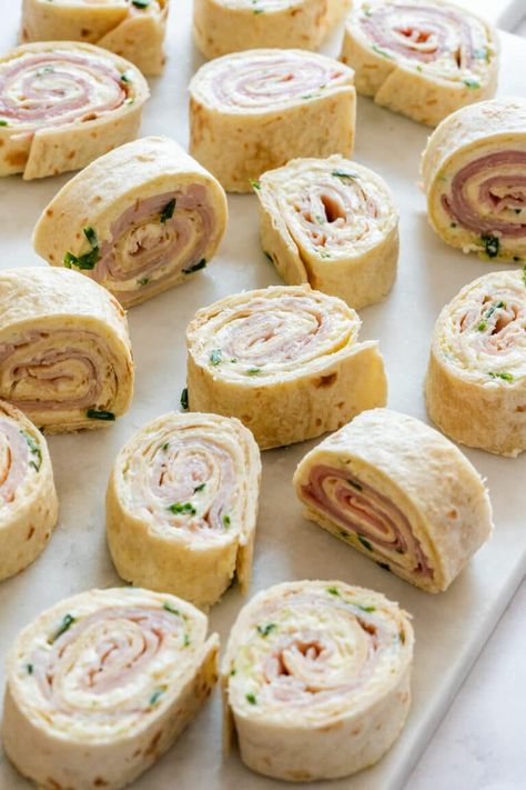 Turkey pinwheels with cream cheese and tortillas. Gluten Free Roll Ups, Weight Watcher Pinwheels, Turkey Pin Wheels Appetizers, Pinwheel Tortilla Wraps Roll Ups, Easy Rollups Appetizers, Pinwheel Sandwiches Cream Cheese, Picnic Roll Ups, Ham Turkey Pinwheels, Hand Held Wedding Food