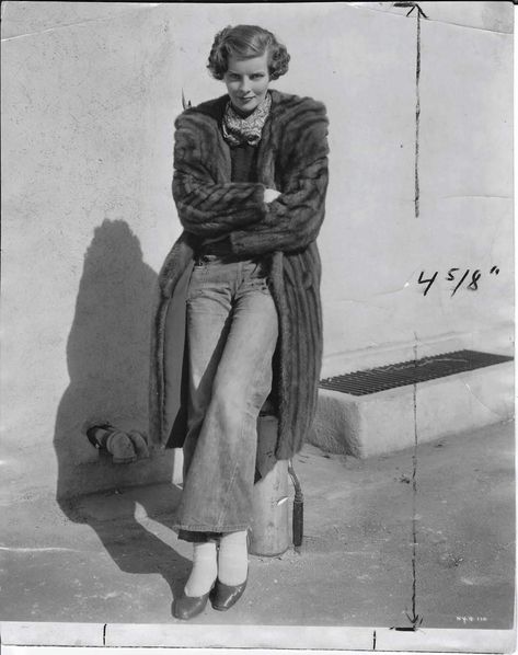 Katherine Hepburn at RKO studios in 30's, wearing forbidden jeans Vintage Outfits Winter, Vintage Outfits 50s, Vintage Outfits 90s, Katherine Hepburn, Hepburn Style, Katharine Hepburn, Book Week, Style Inspiration Fall, Female Photographers